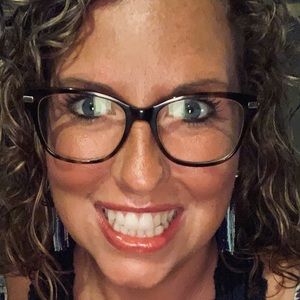 Meet your Posher, Elise